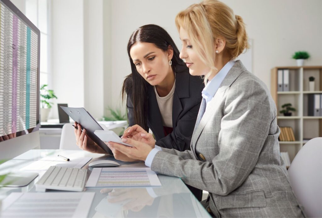 dos mujeres en el trabajo sentadas a una mesa