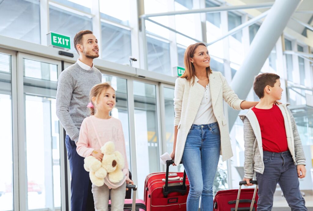 familia en el aeropuerto con maletas listos para viajar